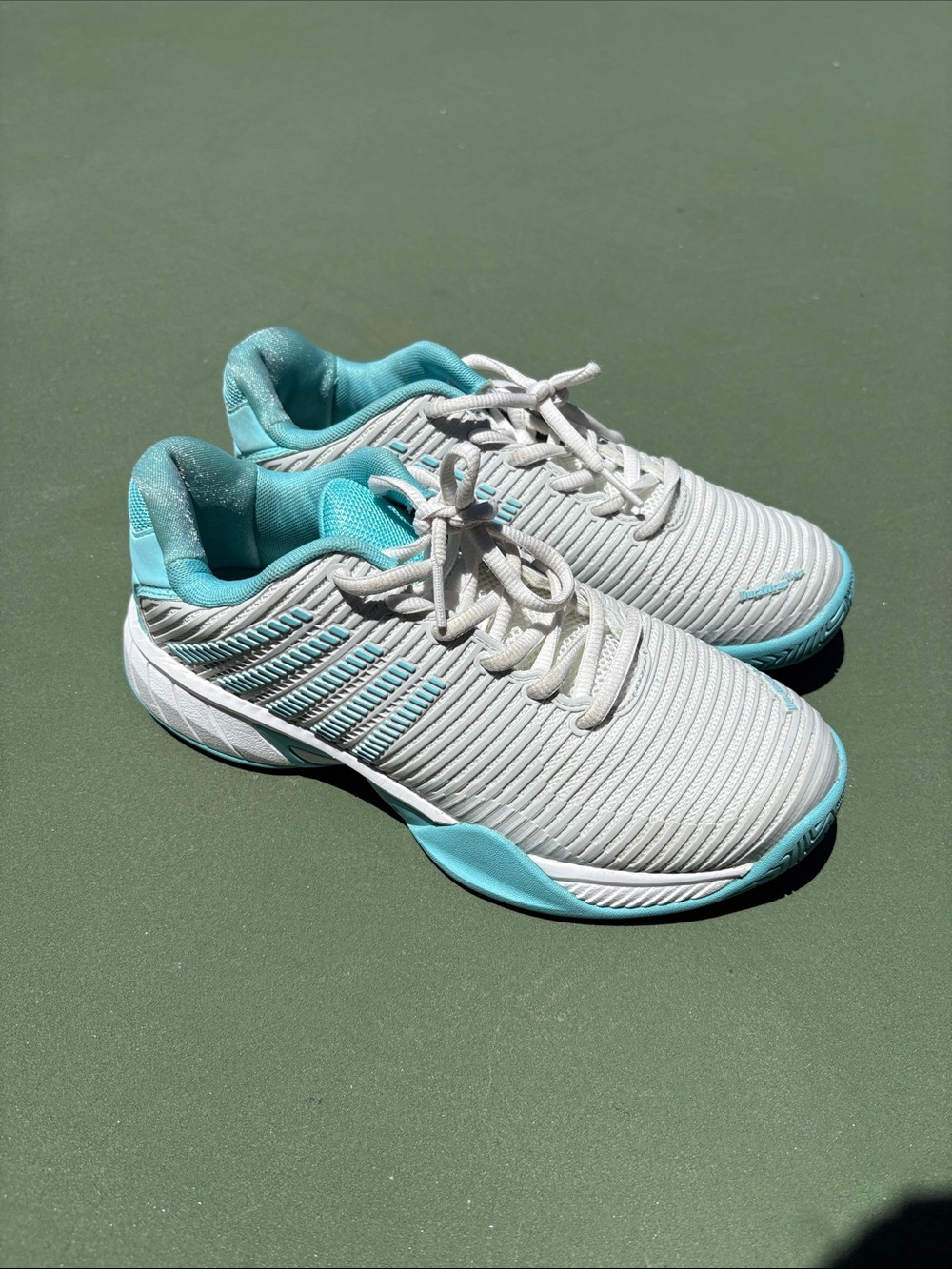 K-Swiss tennis court shoes
